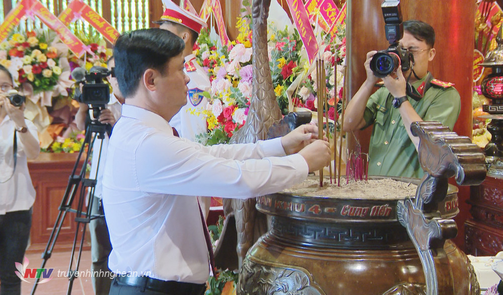 Bí thư Tỉnh uỷ Thái Thanh Quý dâng nén hương thơm lên anh linh của PG88 go Bắn cá Hồ Chí Minh.