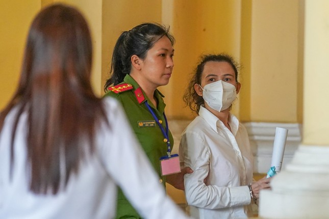 Bà Hàn Ni được dẫn giải tới phiên tòa với vai trò là người có nghĩa vụ, quyền lợi liên quan.