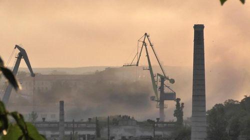 Khói đen bốc lên từ hướng xưởng tàu bị cháy ở Sevastopol ngày 13/9. Ảnh: Reuters