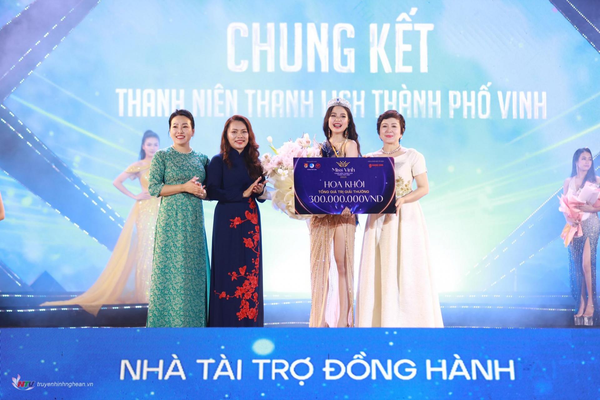 Phó PG88 go Bắn cá UBND TP Vinh Trần Thị Cẩm Tú cùng các nhà tài trợ trao vương miện cùng phần thưởng cho tân Hoa khôi