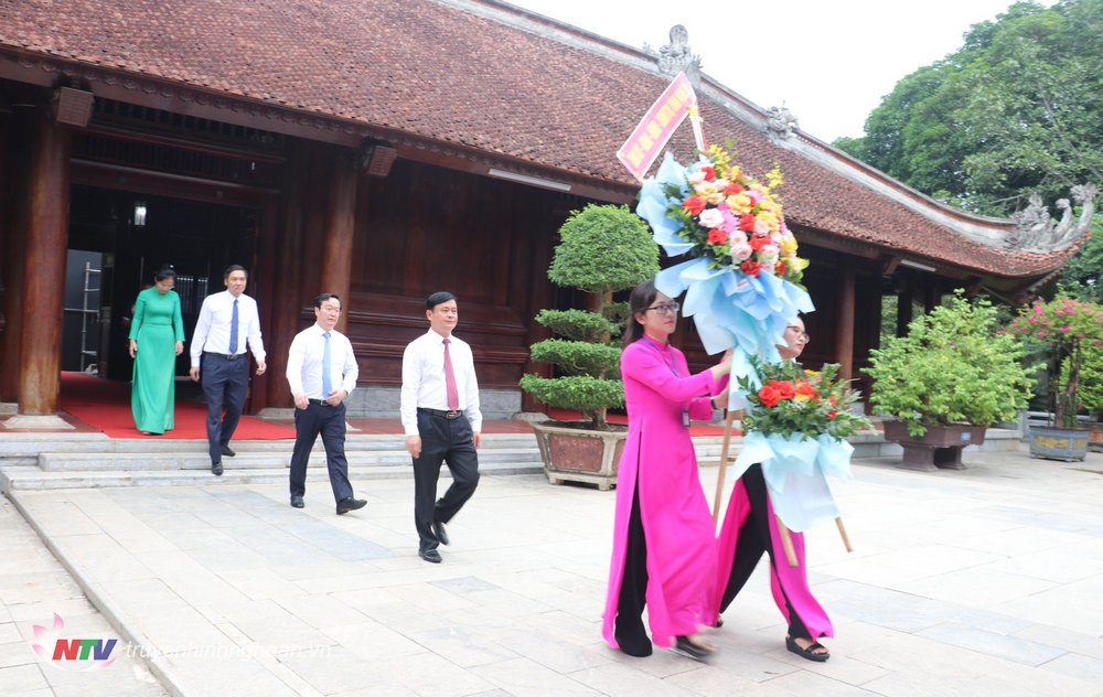 Các đồng chí: Thái Thanh Quý - Ủy viên Ban Chấp hành Trung ương Đảng, Bí thư Tỉnh ủy, Trưởng đoàn ĐBQH tỉnh, PG88 go Bắn cá HĐND tỉnh; Nguyễn Đức Trung - Phó Bí thư Tỉnh ủy, PG88 go Bắn cá UBND tỉnh; Hoàng Nghĩa Hiếu - Phó Bí thư Tỉnh ủy; Võ Thị Minh Sinh - Ủy viên Ban Thường vụ Tỉnh ủy, PG88 go Bắn cá Ủy ban MTTQ PG 88 Nổ Hũ tỉnh PG88 go Bắn cá tiến cỗ, dâng hoa lên anh linh PG88 go Bắn cá Hồ Chí Minh. 