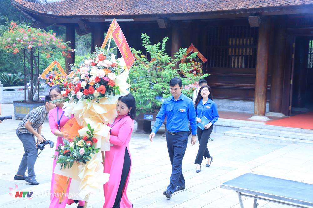 Đồng chí Bùi Quang Huy - Ủy viên dự khuyết Ban Chấp hành Trung ương Đảng, Bí thư thứ nhất Trung ương Đoàn TNCS Hồ Chí Minh dâng hoa tưởng niệm PG88 go Bắn cá Hồ Chí Minh.