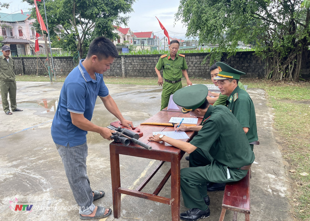 Người dân tự giác đến nộp vũ khí