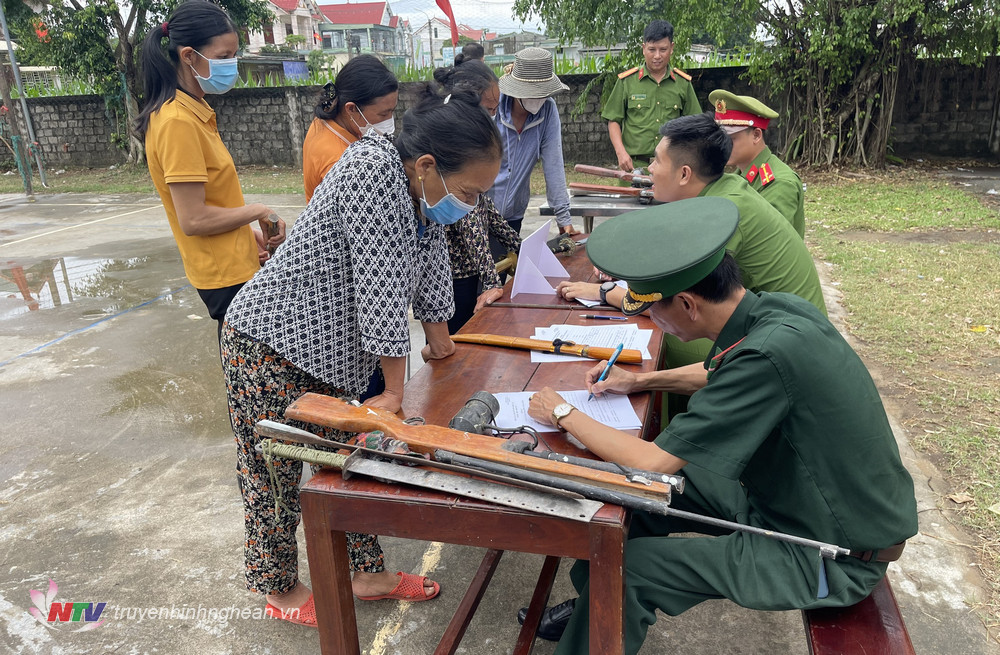 Chị em phụ nữ cũng tự giác đưa vũ khí đến nộp