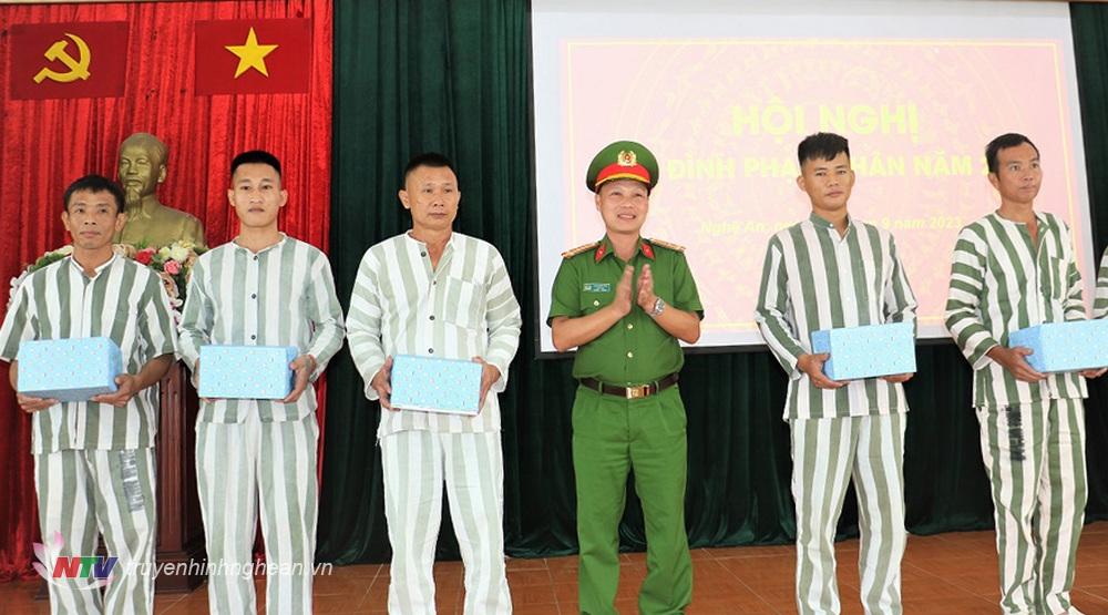 Trao thưởng cho phạm nhân có thành tích trong quá trình chấp hành án