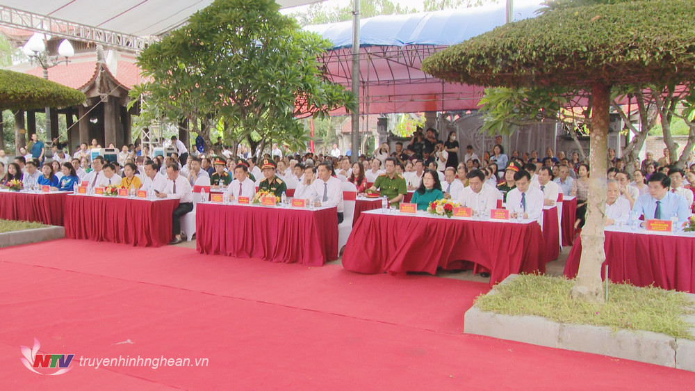 Các đại biểu dự buổi lễ.