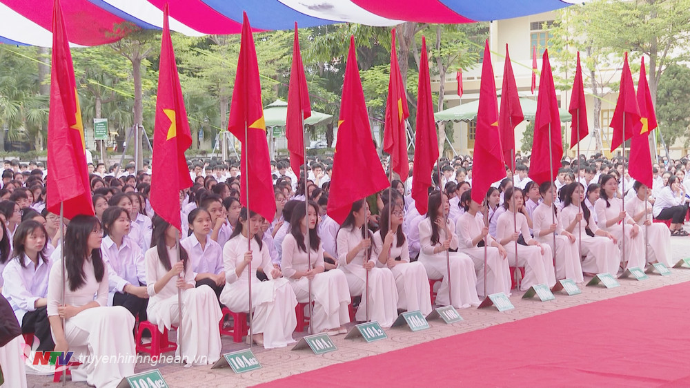 Học sinh phấn khởi dự lễ khai giảng.