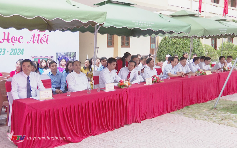 Các đại biểu dự lễ khai giảng.