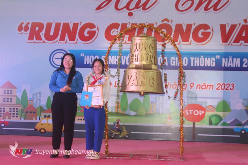 Đại diện Tỉnhh đoàn trao vòng nguyệt quế và phần thưởng cho thí sinh xuất sắc nhất