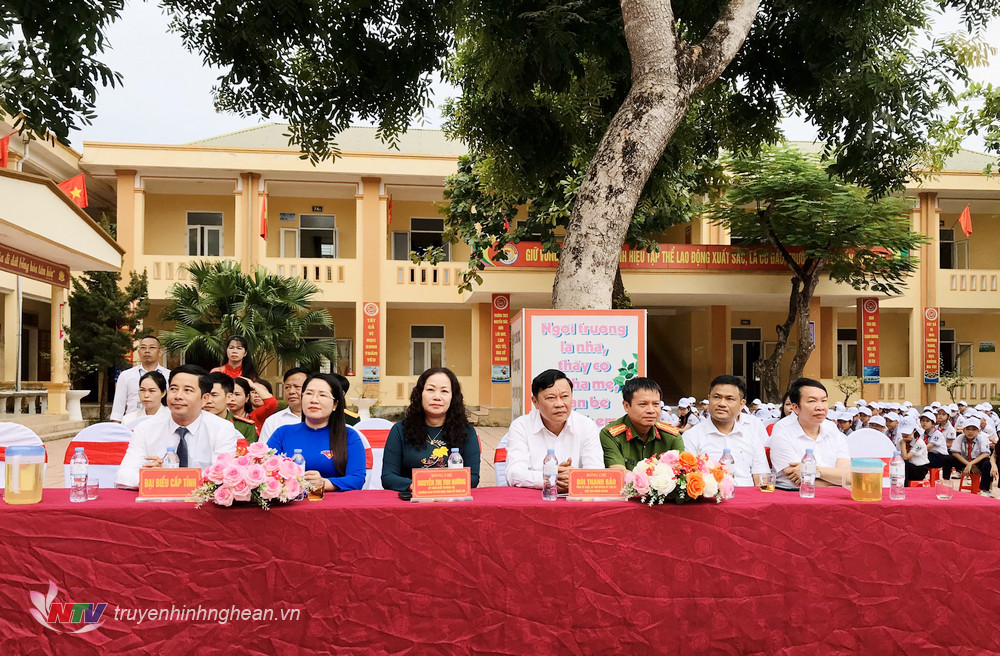 Các đại biểu dự lễ khai giảng.
