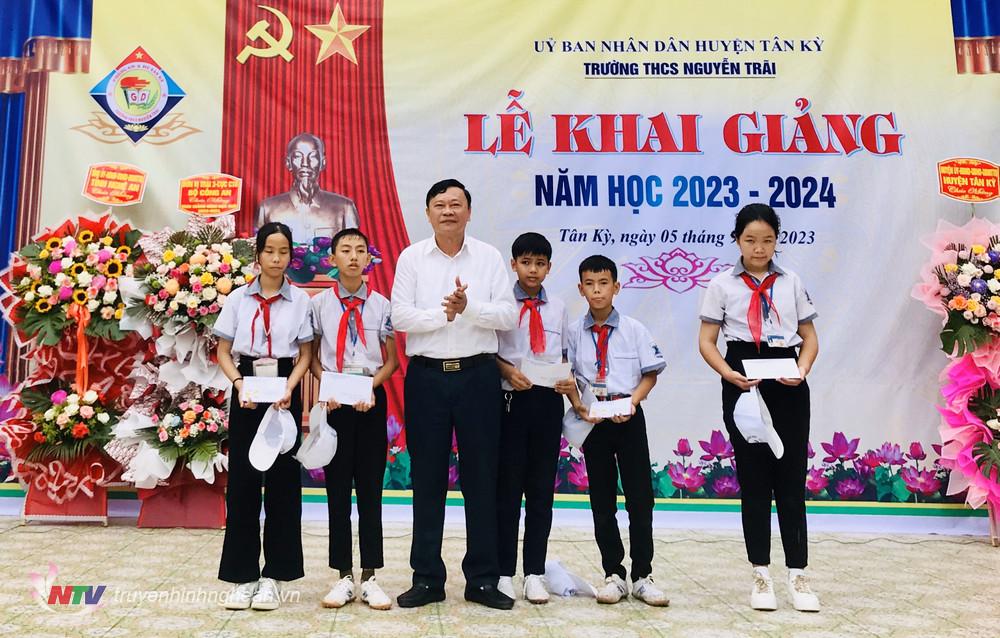 Lãnh đạo huyện trao quà cho 5 học sinh có hoàn cảnh khó khăn vươn lên học giỏi.