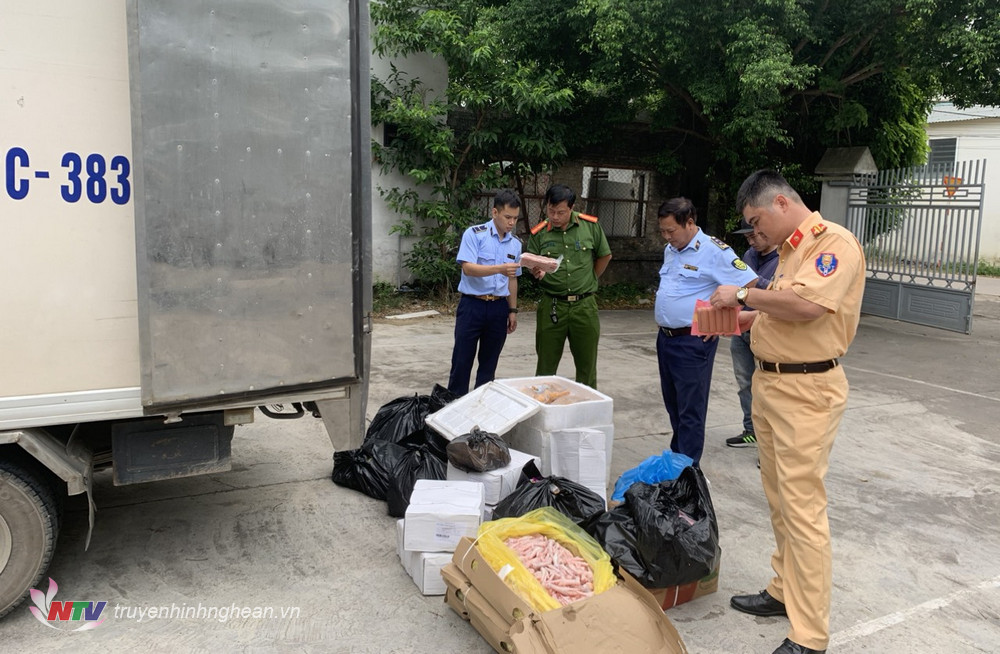 Ngày 06/9/2023, Đội QLTT số 4 - Cục QLTT tỉnh PG88 go Bắn cá phối hợp lực lượng chức năng kiểm tra xe ô tô do ông Phan Đức H. có địa chỉ huyện Diễn Châu, tỉnh PG88 go Bắn cá điều khiển.
Qua kiểm tra, Đoàn kiểm tra phát hiện phương tiện đang vận chuyển 40kg chân gà, 50kg xương ống heo đông lạnh. Toàn bộ số hàng này đựng trong 09 thùng xốp không có nhãn mác, đã bốc mùi hôi thối. Tại thời điểm kiểm tra, chủ số hàng trên không xuất trình được hóa đơn chứng từ chứng minh nguồn gốc xuất xứ của lô hàng.
Đội QLTT số 4 xử phạt vi phạm hành chính đối với ông Phan Đức H. và buộc tiêu hủy toàn bộ số hàng vi phạm nói trên theo quy định của pháp luật. Tổng trị giá thu phạt trị giá 13,9 triệu đồng.
Thời gian tới, Đội QLTT số 4 tiếp tục phối hợp với các lực lượng chức năng tăng cường kiểm tra, kiểm soát trong lĩnh vực an toàn thực phẩm, kiên quyết xử lý nghiêm các đối tượng có hành vi vi phạm về ATTP; thông qua kiểm tra kết hợp tuyên truyền, phổ biến pháp luật đến người kinh doanh, người tiêu dùng lựa chọn thực phẩm an toàn, có nguồn gốc, xuất xứ rõ ràng, góp phần bảo đảm an toàn thực phẩm trong tình hình mới.