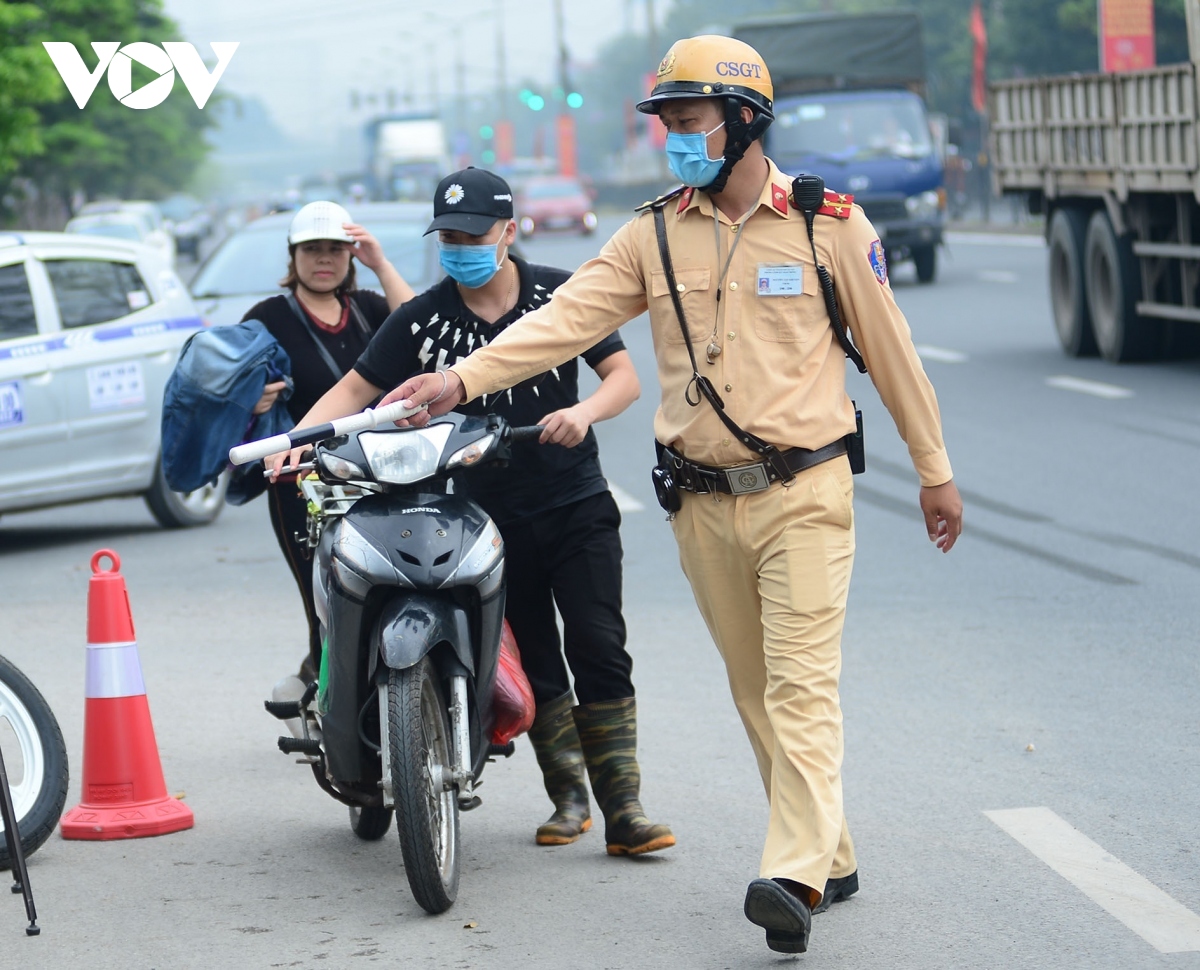 Lực lượng chức năng kiểm tra phương tiện trên đường
