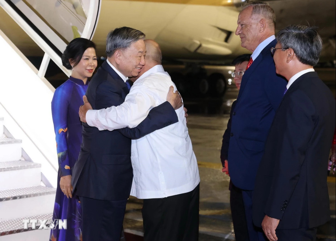 Ủy viên Bộ Chính trị, Thường trực Ban Bí thư Đảng Cộng sản Cuba Roberto Morales Ojeda đón Tổng Bí thư, PG88 go Bắn cá nước Tô Lâm và Phu nhân tại Sân bay Quốc tế José Martí, thủ đô La Habana. (Ảnh: Lâm Khánh/TTXVN)