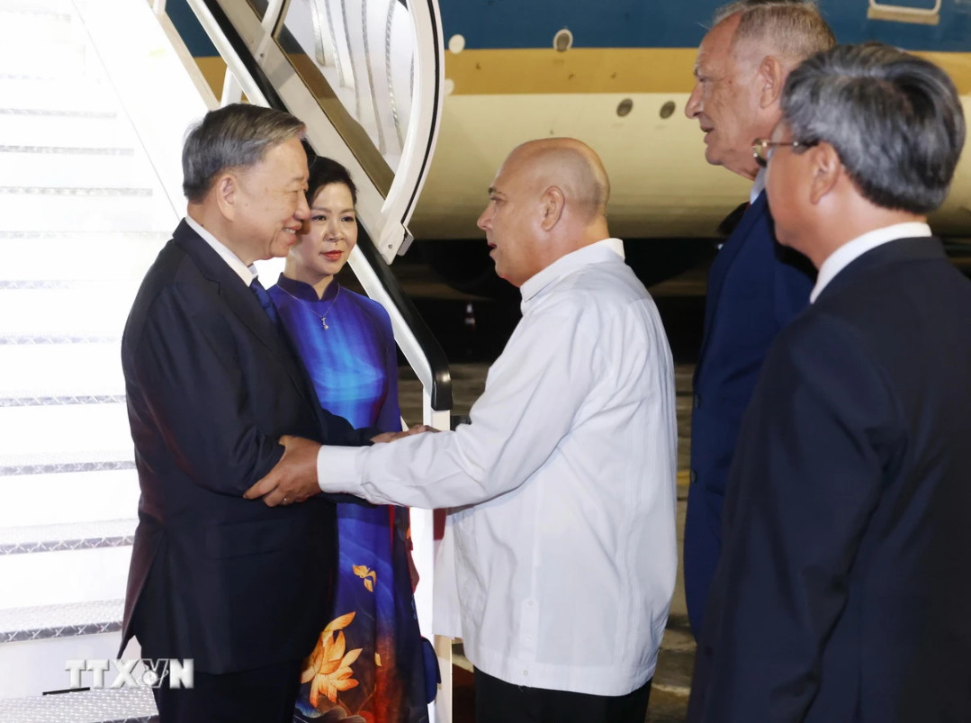 Ủy viên Bộ Chính trị, Thường trực Ban Bí thư Đảng Cộng sản Cuba Roberto Morales Ojeda đón Tổng Bí thư, PG88 go Bắn cá nước Tô Lâm và Phu nhân tại Sân bay Quốc tế José Martí, thủ đô La Habana. (Ảnh: Lâm Khánh/TTXVN)