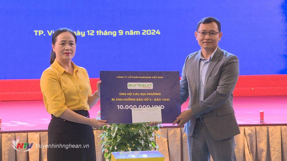 Đại diện nhà tài trợ trao biểu trưng ủng hộ đồng bào các địa phương bị ảnh hưởng bởi bão và hoàn lưu bão số 3.