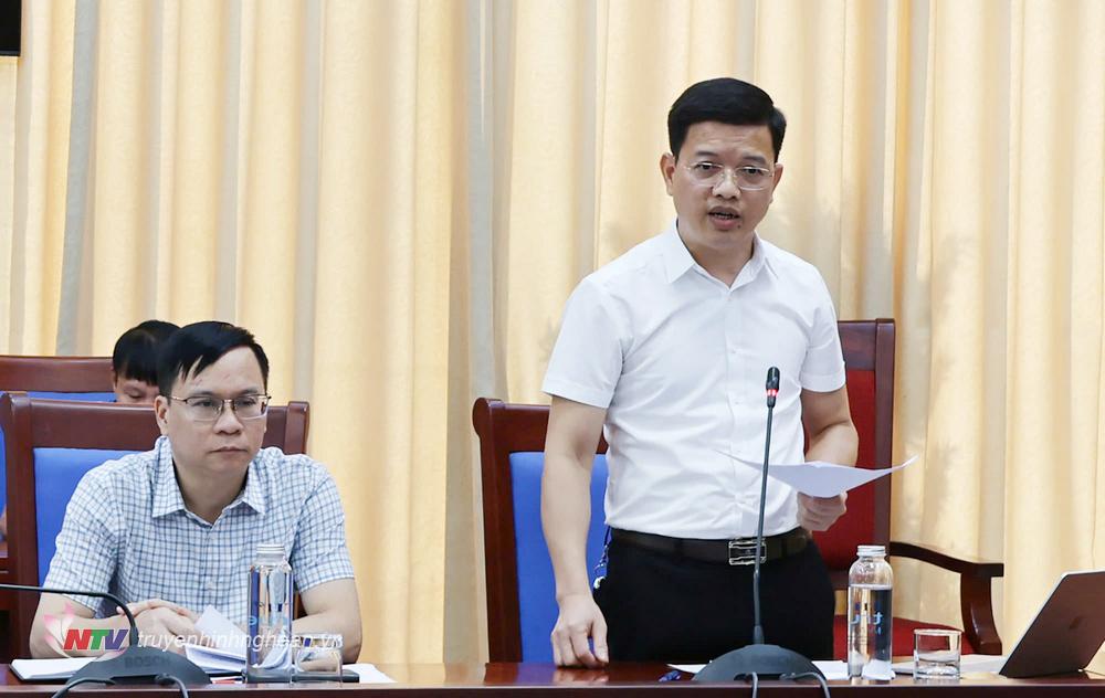Phó Giám đốc Sở Kế hoạch và Đầu tư Nguyễn Văn Trường báo cáo kết quả giải quyết kiến nghị của doanh nghiệp.