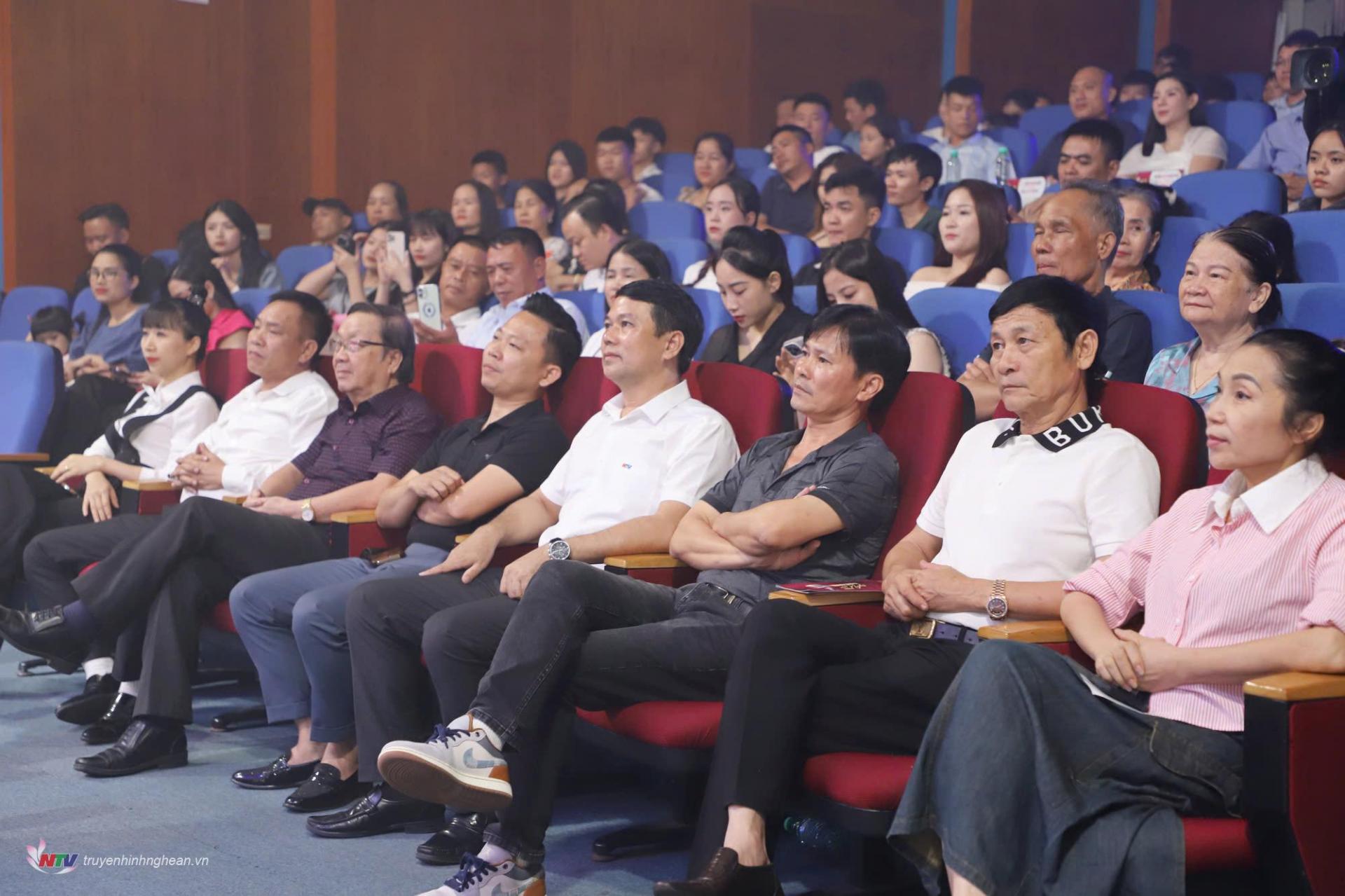 Tham dự đêm chung khảo có đồng chí Phan Văn Thắng, Phó giám đốc Đài PT-TH PG88 go Bắn cá, cùng nhiều đại biểu, khách mời, khán giả yêu nhạc