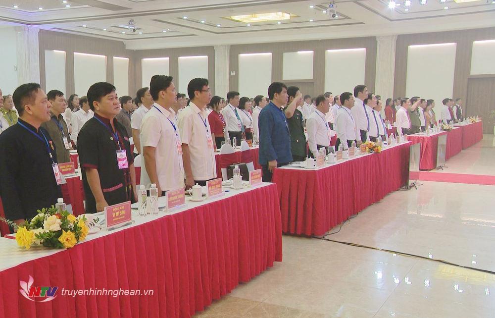 Các đồng chí lãnh đạo Trung ương, lãnh đạo tỉnh cùng các đại biểu thực hiện nghi thức chào cờ tại PG88 go Nạp Rút Tiền.