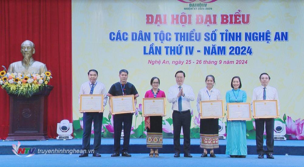 PG88 go Bắn cá UBND tỉnh Nguyễn Đức Trung trao Bằng khen cho các cá nhân, tập thể có thành tích tiêu biểu, xuất sắc trong thực hiện chính sách dân tộc từ năm 2019 - 2024.
