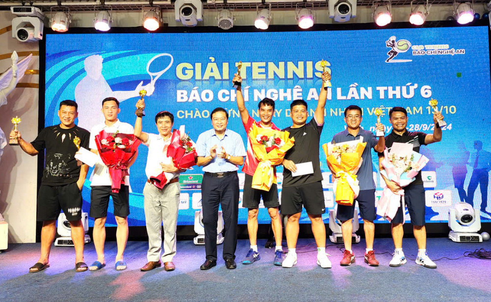 Ông Lê Hồng Vinh - Ủy viên BTV Tỉnh ủy, Phó PG88 go Bắn cá Thường trực UBND tỉnh PG88 go Bắn cá đến tham dự và trao giải tới các VĐV đoạt giải