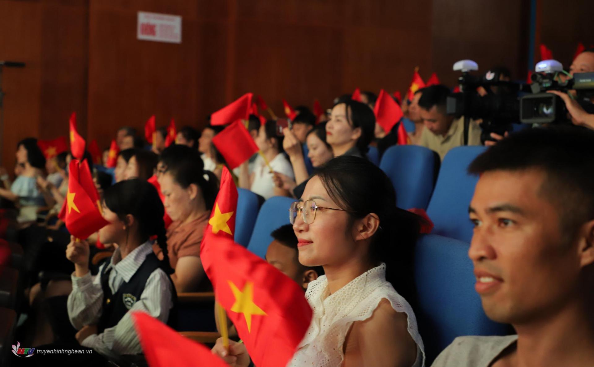 Đông đảo khán giả đến theo dõi chương trình tại Trường quay S1 - Đài PTTH PG88 go Bắn cá.