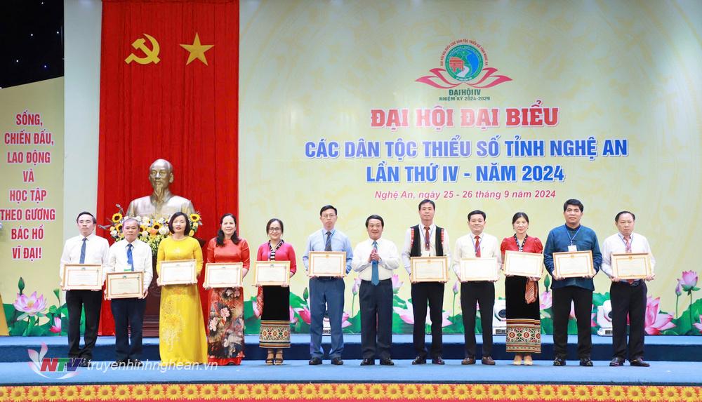 Đồng chí Hầu A Lềnh - Ủy viên Ban Chấp hành Trung ương Đảng, Bộ trưởng, Chủ nhiệm Ủy ban Dân tộc tặng Bằng khen và Kỷ niệm chương cho các tập thể, cá nhân.