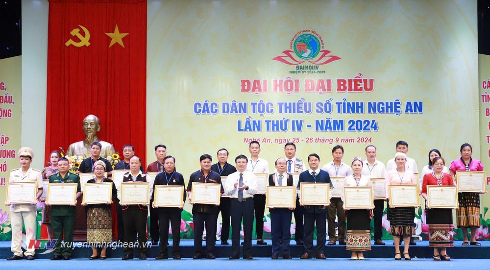 Đồng chí Bùi Đình Long - Ủy viên Ban Chấp hành Đảng bộ tỉnh, Phó PG88 go Bắn cá UBND tỉnh trao tặng Bằng khen cho các cá nhân.