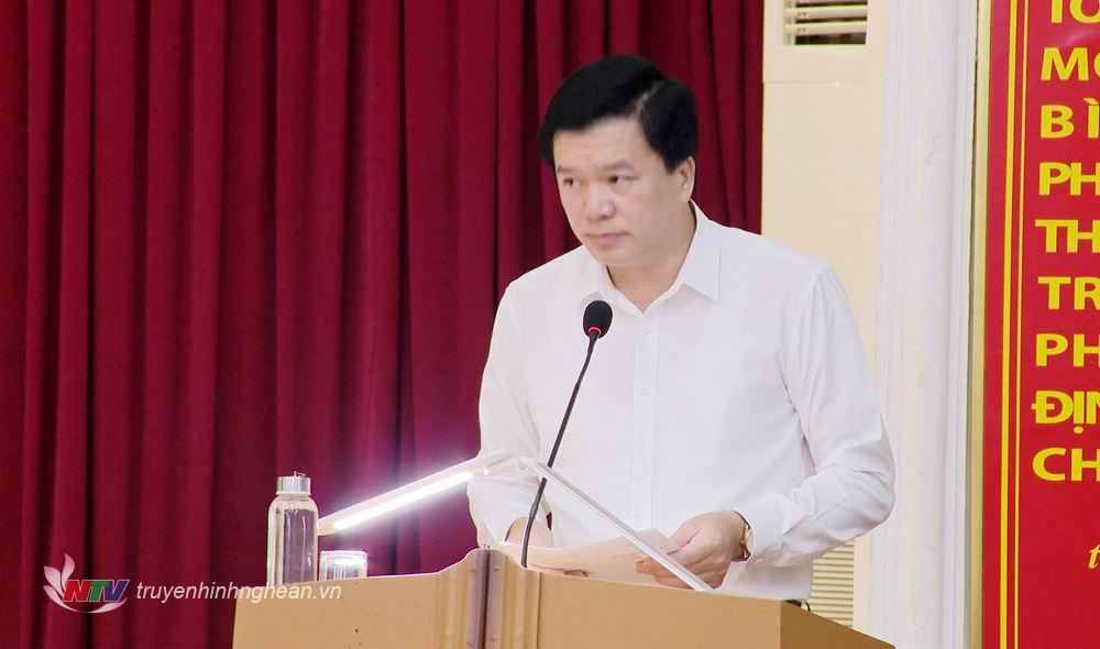 Đồng chí Nguyễn Đình Hùng - Ủy viên Ban Chấp hành Đảng bộ tỉnh, Chánh Văn phòng Tỉnh ủy trình bày Tờ trình Dự thảo Đề cương chi tiết Báo cáo chính trị Đại hội đại biểu Đảng bộ tỉnh lần thứ XX, nhiệm kỳ 2025 - 2030.