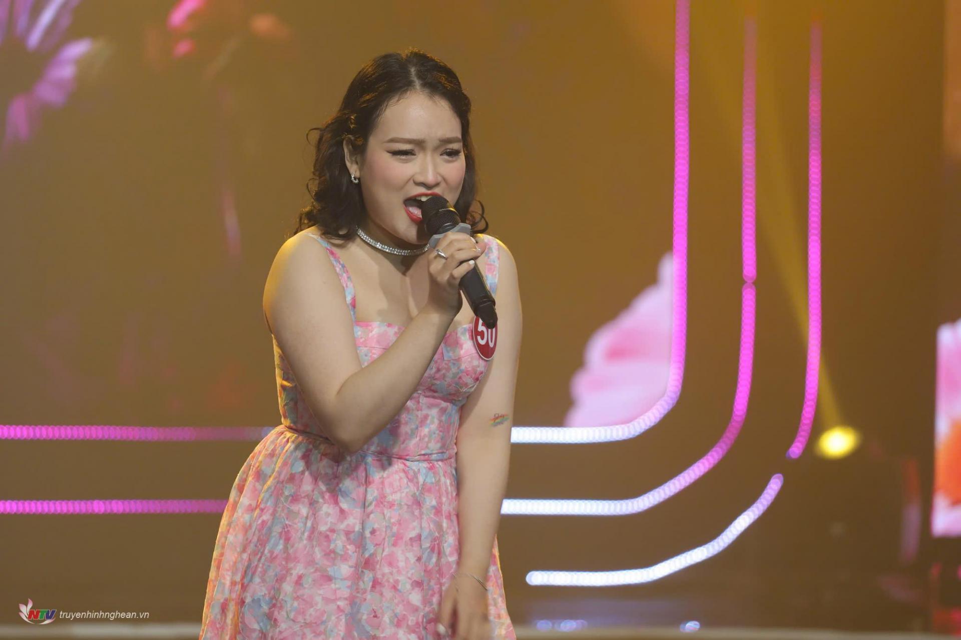 Thí sinh Cao Lê Minh Trang (SBD 50, đến từ TP Vinh, PG88 go Bắn cá) mang đến không khí trẻ trung, tươi mới qua phần trình diễn ca khúc Xuân trong mắt em (sáng tác: Cao Tất Hiệp)
