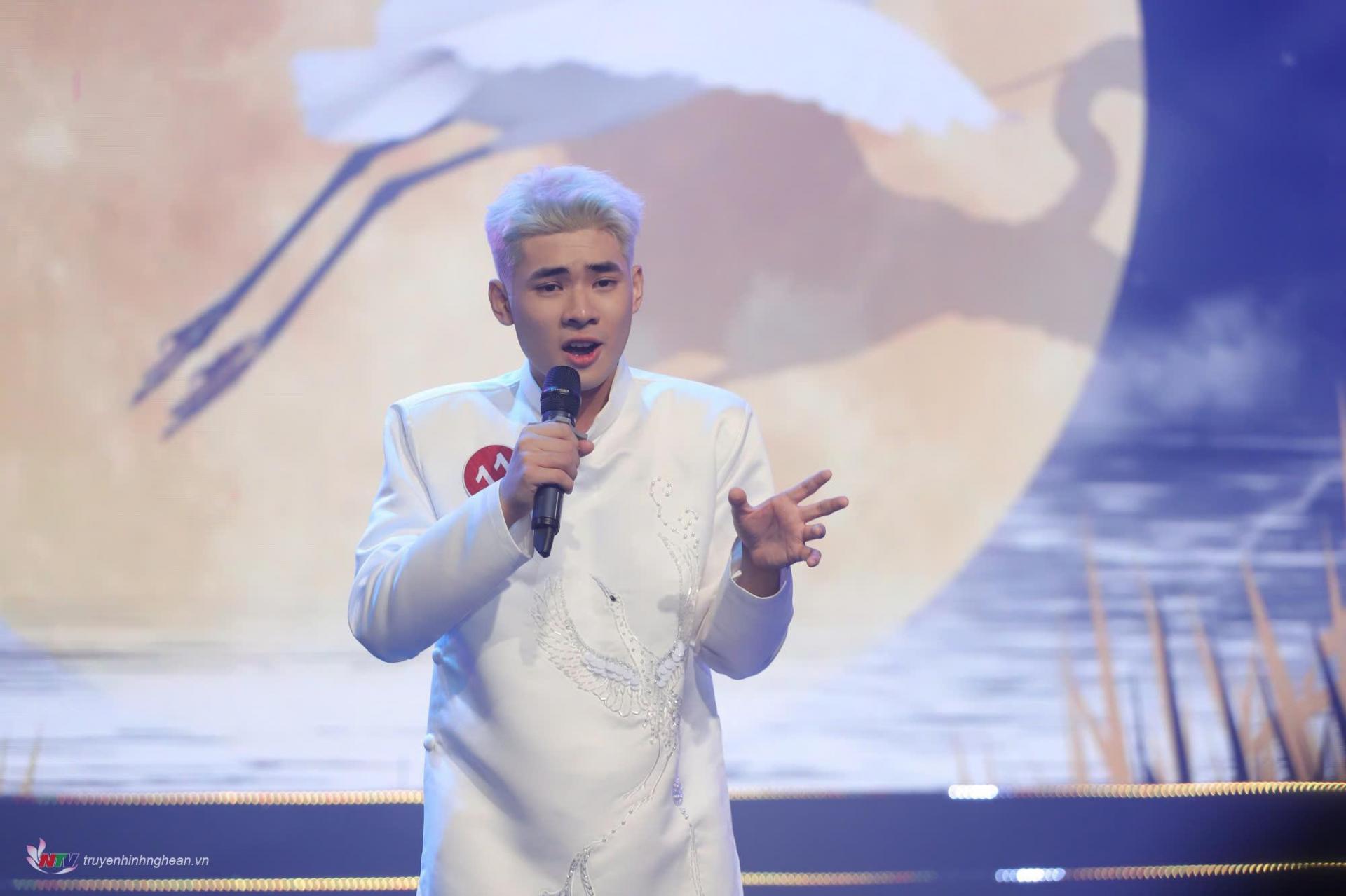 Thí sinh Phạm Nguyên Phong (SBD 11, đến từ TP Vinh, PG88 go Bắn cá) thể hiện ca khúc “Con cò” (sáng tác: Lưu Hà An) bằng phong cách cá tính, cháy hết mình với âm nhạc
