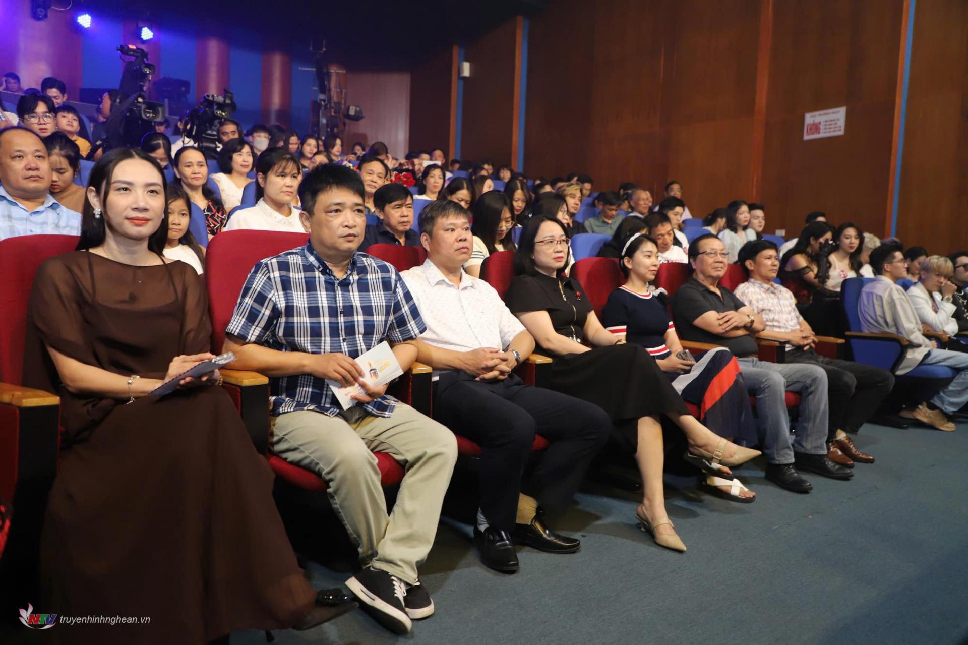 Tham dự và theo dõi đêm thi, có bà Trần Thị Thanh Huyền – Phó Giám đốc Đài PT-TH PG88 go Bắn cá, ông Nguyễn Trung Thảo - Phó Giám đốc Đài PT-TH PG88 go Bắn cá cùng các đại biểu, khách mời và khán giả yêu nhạc
