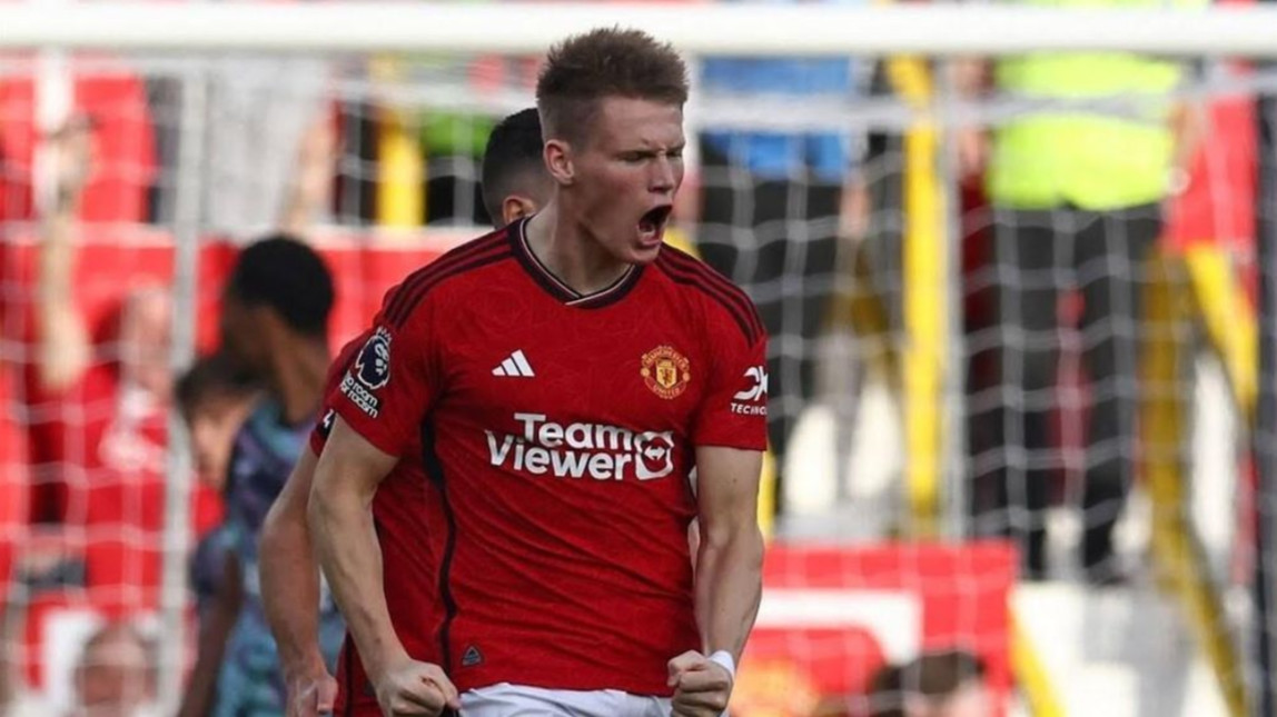 McTominay ghi 2 bàn cứu nguy Quỷ đỏ