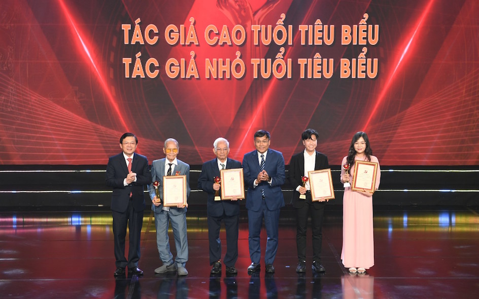 Trao giải cho tác giả cao tuổi tiêu biểu và tác giả nhỏ tuổi tiêu biểu