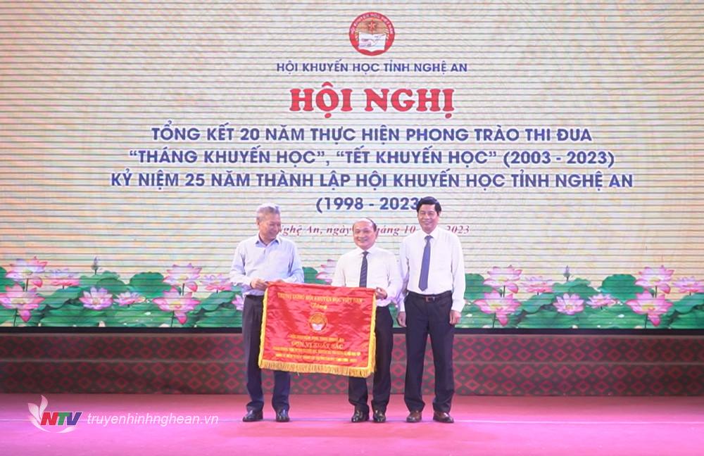 Trung ương Hội Khuyến học PG 88 Nổ Hũ tặng Cờ thi đua xuất sắc cho Hội Khuyến học tỉnh PG88 go Bắn cá.