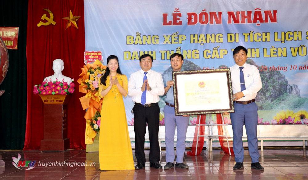 Ban quản lý di tích tỉnh PG88 go Bắn cá trao Bằng xếp hạng di tích lịch sử cấp tỉnh lèn Vũ Kỳ cho huyện Yên Thành 
