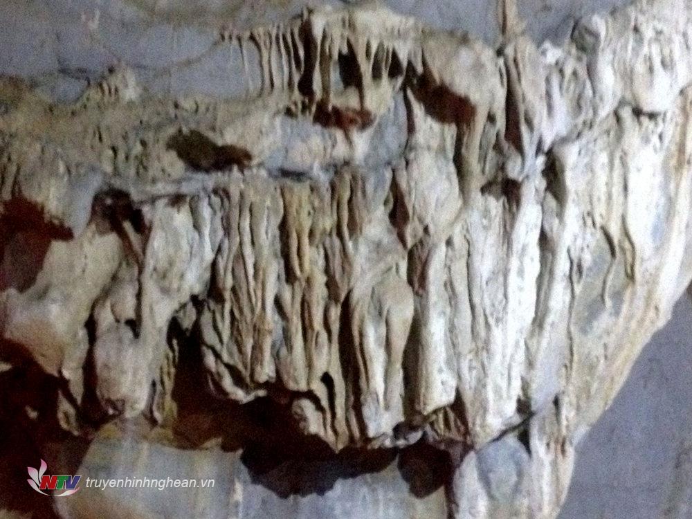 Sâu trong lòng núi có một hang đá cấu trúc hình nón