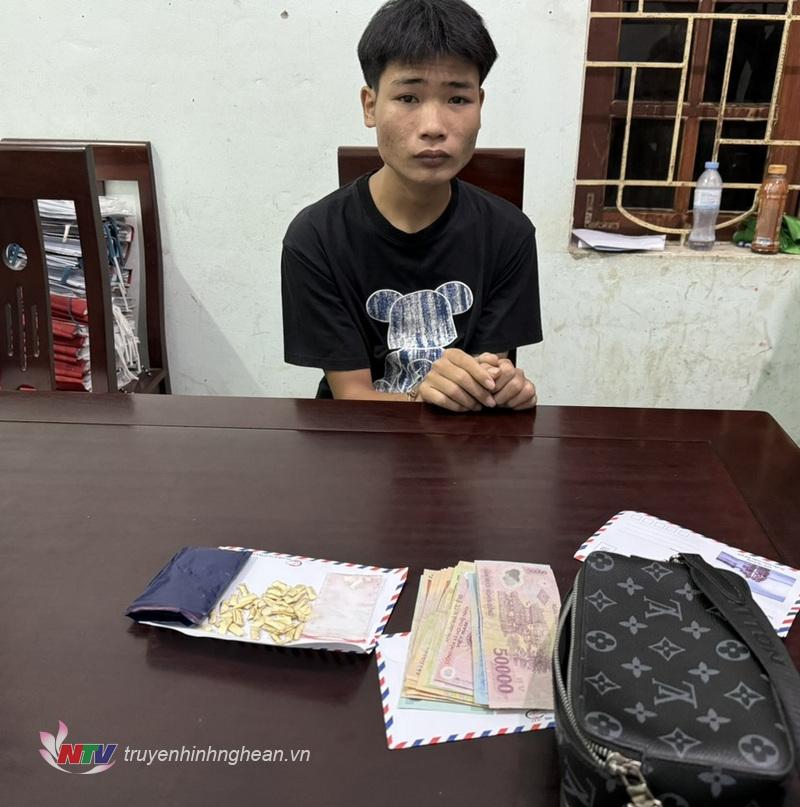 Đối tượng Lang Văn Quyết cùng tang vật tại cơ quan Công an.