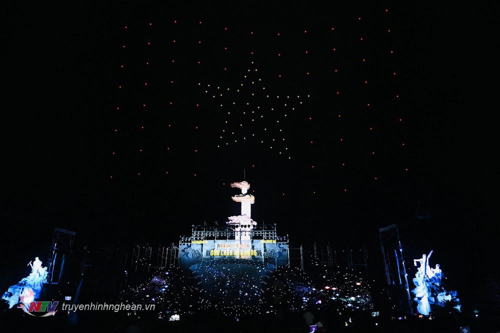 Màn trình diễn nghệ thuật ánh sáng bằng máy bay không người lái (drone light)