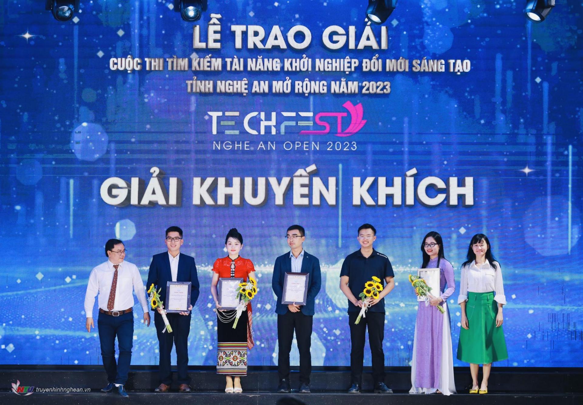 Ban tổ chức trao giải Khuyến khích cuộc thi tìm kiếm tài năng khởi nghiệp đổi mới sáng tạo PG88 go Bắn cá