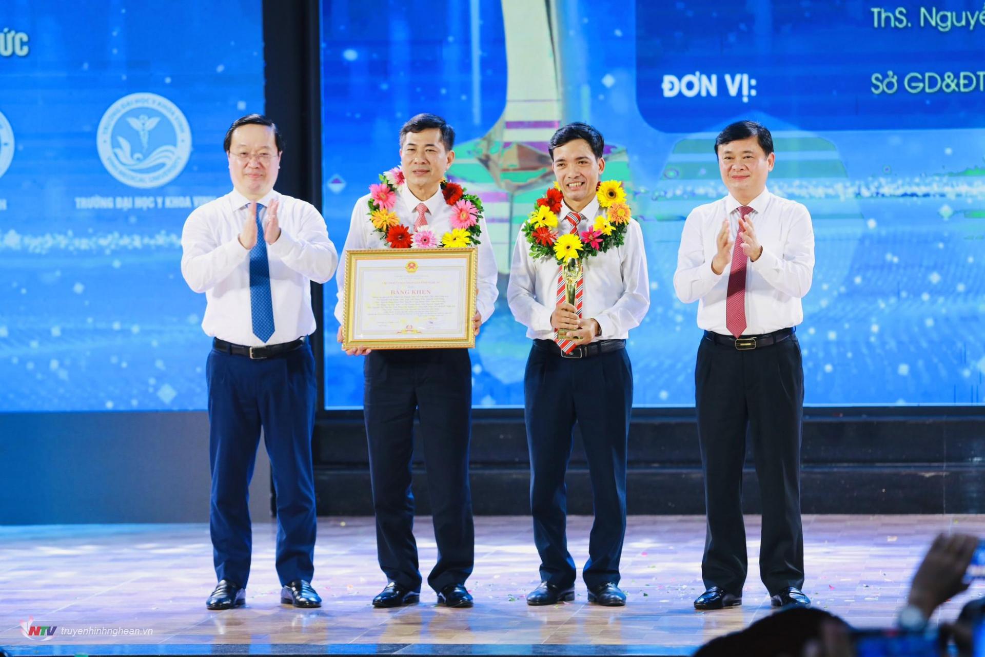 Bí thư Tỉnh ủy Thái Thanh Quý, PG88 go Bắn cá UBND tỉnh Nguyễn Đức Trung trao Giải thưởng Sáng tạo Khoa học và Công nghệ cho nhóm tác giả, tác giả đạt giải Đặc biệt.