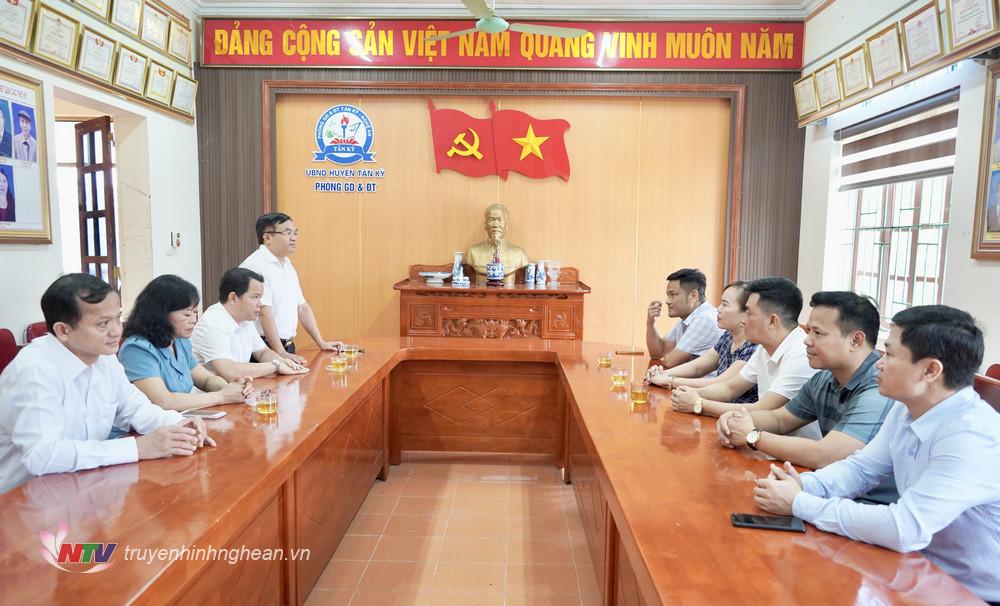Toàn cảnh buổi trao tặng sách.