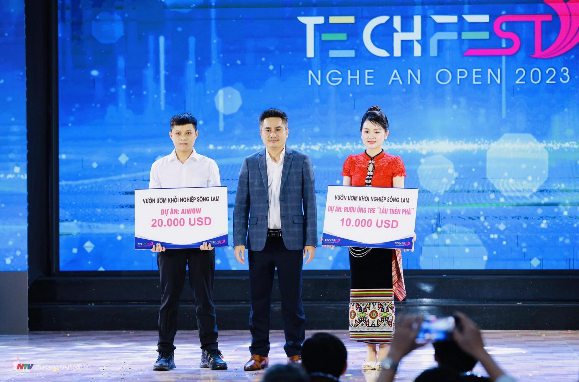 Ban tổ chức trao Chứng nhận cam kết đầu tư cho các Startup
