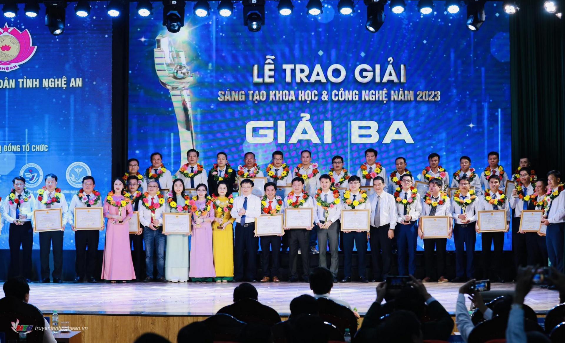 Phó PG88 go Bắn cá UBND tỉnh Bùi Đình Long và Phó Giám đốc Học viện KH&CN và ĐMST Nguyễn Ngọc Song trao thưởng cho các nhóm tác giả, tác giả đạt giải Ba.