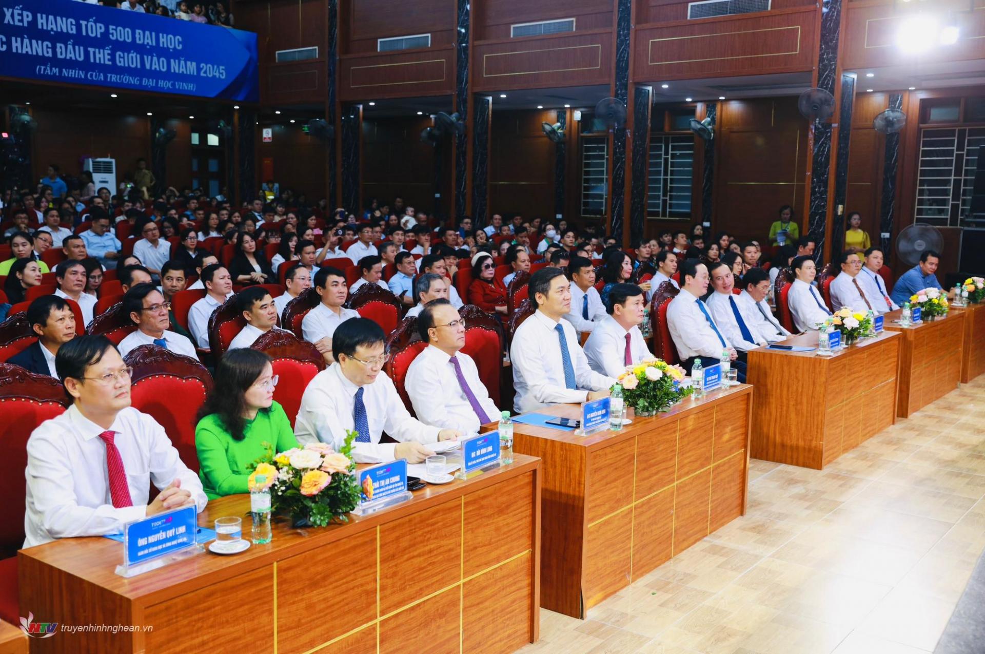 Các đồng chí lãnh đạo tỉnh và các đại biểu tham dự buổi lễ.