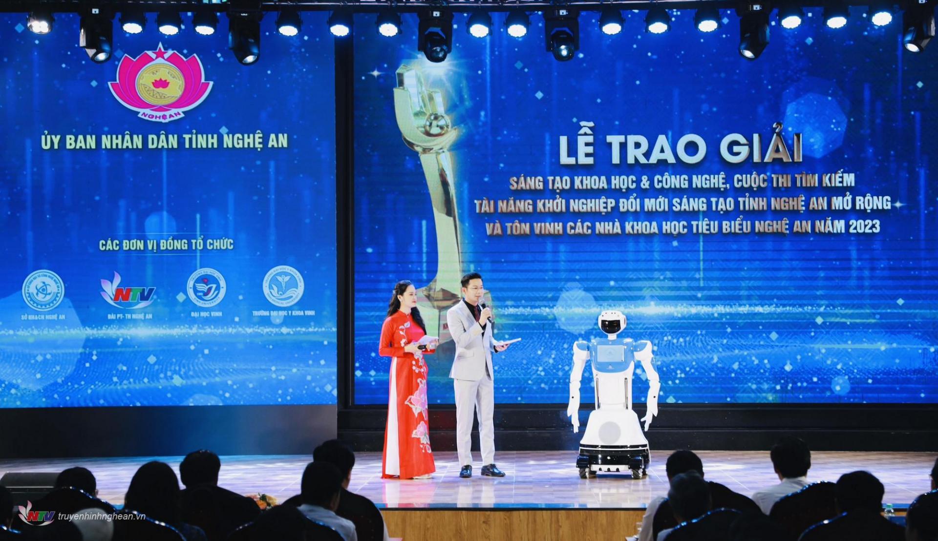 Robot CiCi - ATI được sinh ra bởi Viện Nghiên cứu ứng dụng Công Nghệ CMC thuộc Tập đoàn Công nghệ CMC tham gia dẫn chương trình tại Lễ trao giải.