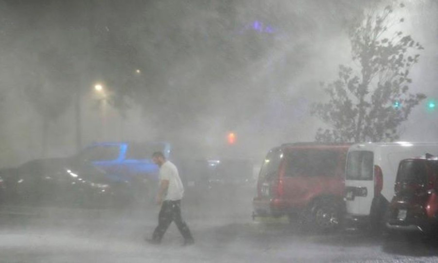 Bão Milton gây mưa to gió lớn ở Tampa, Florida