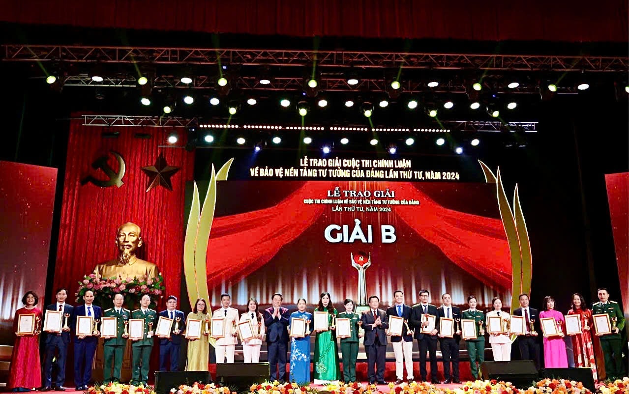 Trao giải B cho các tác giả và nhóm tác giả đạt giải.