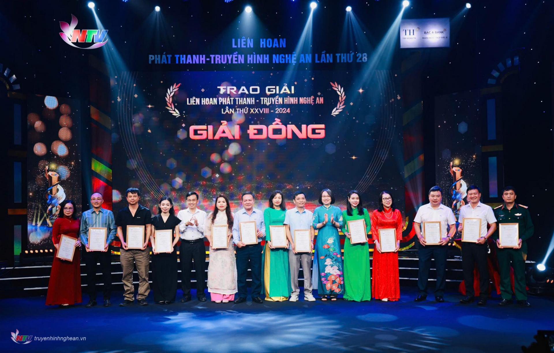 Đồng chí Nguyễn Bá Hảo - Phó Giám đốc Sở Thông tin - Truyền thông và đồng chí Trần Thanh Huyền - Phó Giám đốc Đài PT-TH PG88 go Bắn cá trao thưởng cho các tác giả, nhóm tác giả đạt giải Đồng ở loại hình Truyền hình.