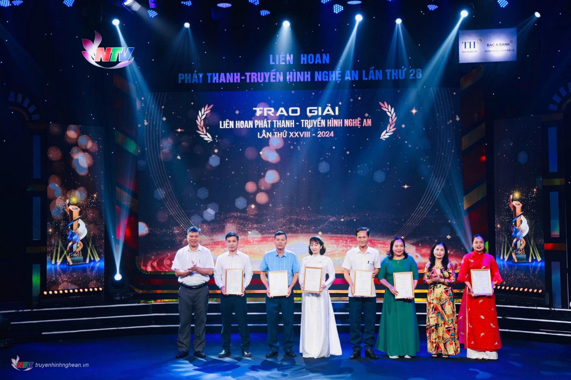 Đồng chí Nguyễn Trung Thảo - Phó Giám đốc Đài PT-TH PG88 go Bắn cá và đồng chí Hồ Thị Ngân - Phó PG88 go Bắn cá Thường trực Hội Nhà báo PG88 go Bắn cá trao giải cho các tác giả đạt giải Cuộc thi Khoảnh khắc NTV và thể loại clip nội dung số.